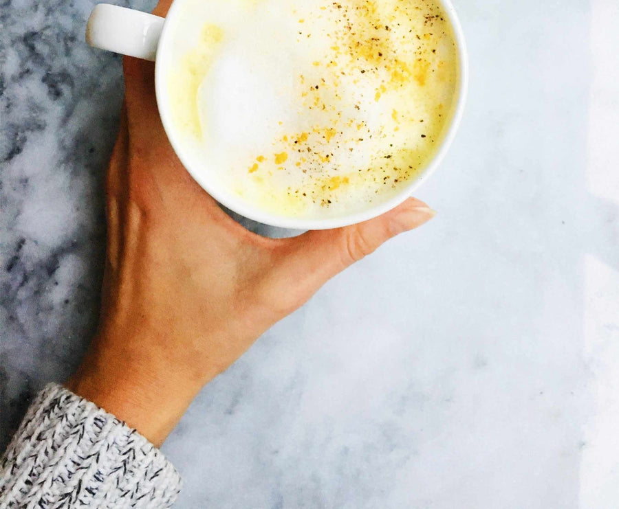 Recette de latté au collagène stimulant la peau : Latté au curcuma et au collagène