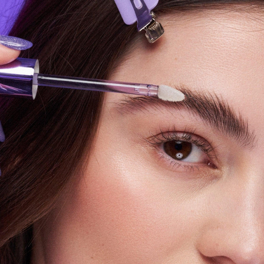 Les meilleurs sérums de croissance des sourcils pour des sourcils fantastiques et plus fournis