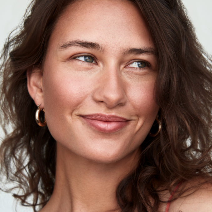 Cream Clay Bronzer - Makeup - MOB Beauty - 03_PDP_MOBBEAUTY_CCBM77_LIFESTYLE - The Detox Market | M77 Golden brown