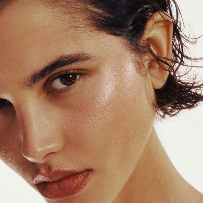 Goop-Glow Skin Highlighter Stick-Makeup-042125_GOOP_BEAUTYHIGHLIGHTER_Shot_05_00539-EP-The Detox Market | Always