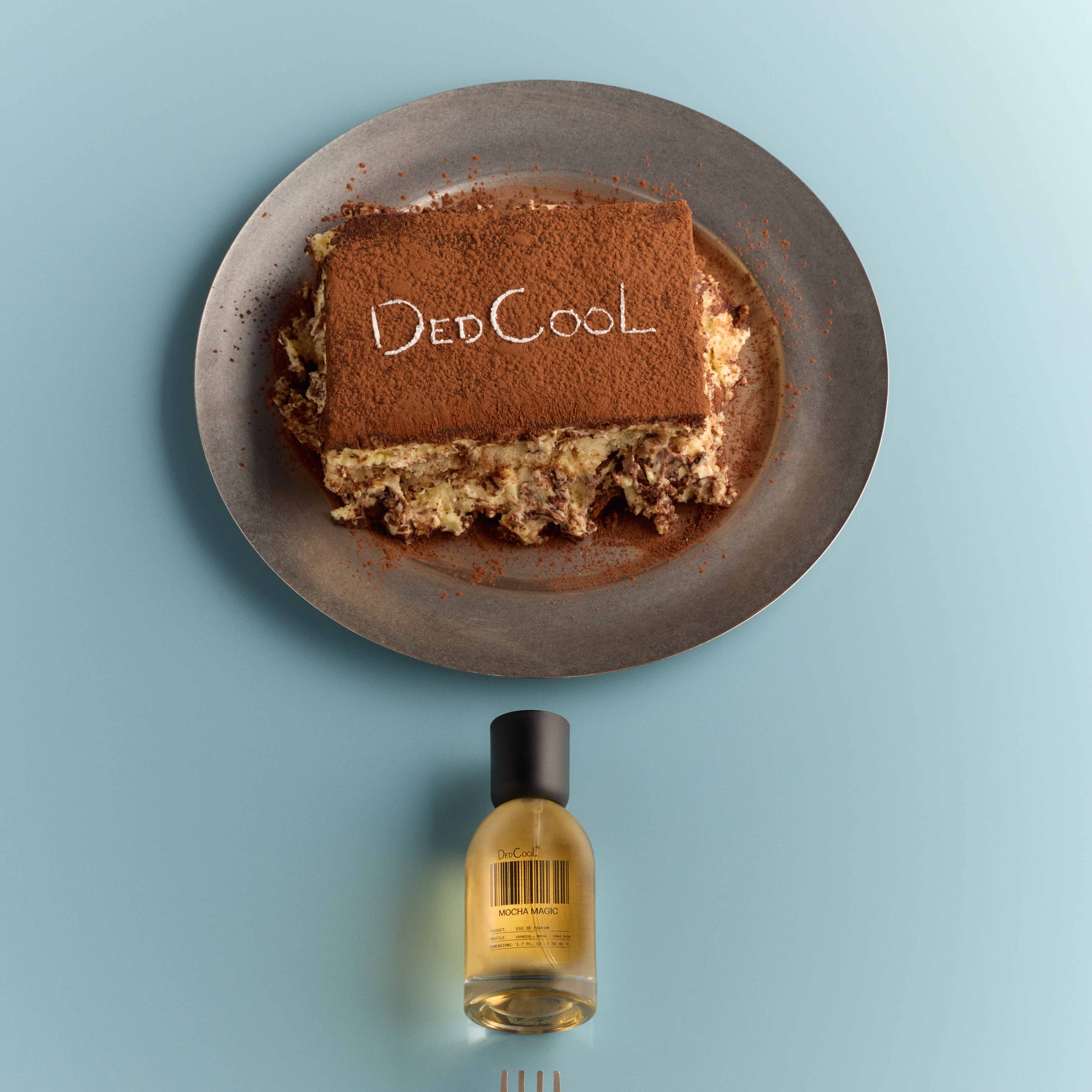 DEDCOOL-Mocha Magic-Fragrance-DEDCOOL_D2_ON_MODEL_4_23_26_DKITZ_1_LOGO_CUP_TIRAMISU_FULL_TRAVEL_0141-The Detox Market | 