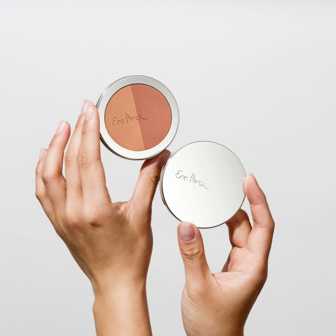 Rice Powder Bronzer - Tulum - Makeup - Ere Perez - ErePerez-RicePowderBronzer-Tulum-Hands - The Detox Market | 