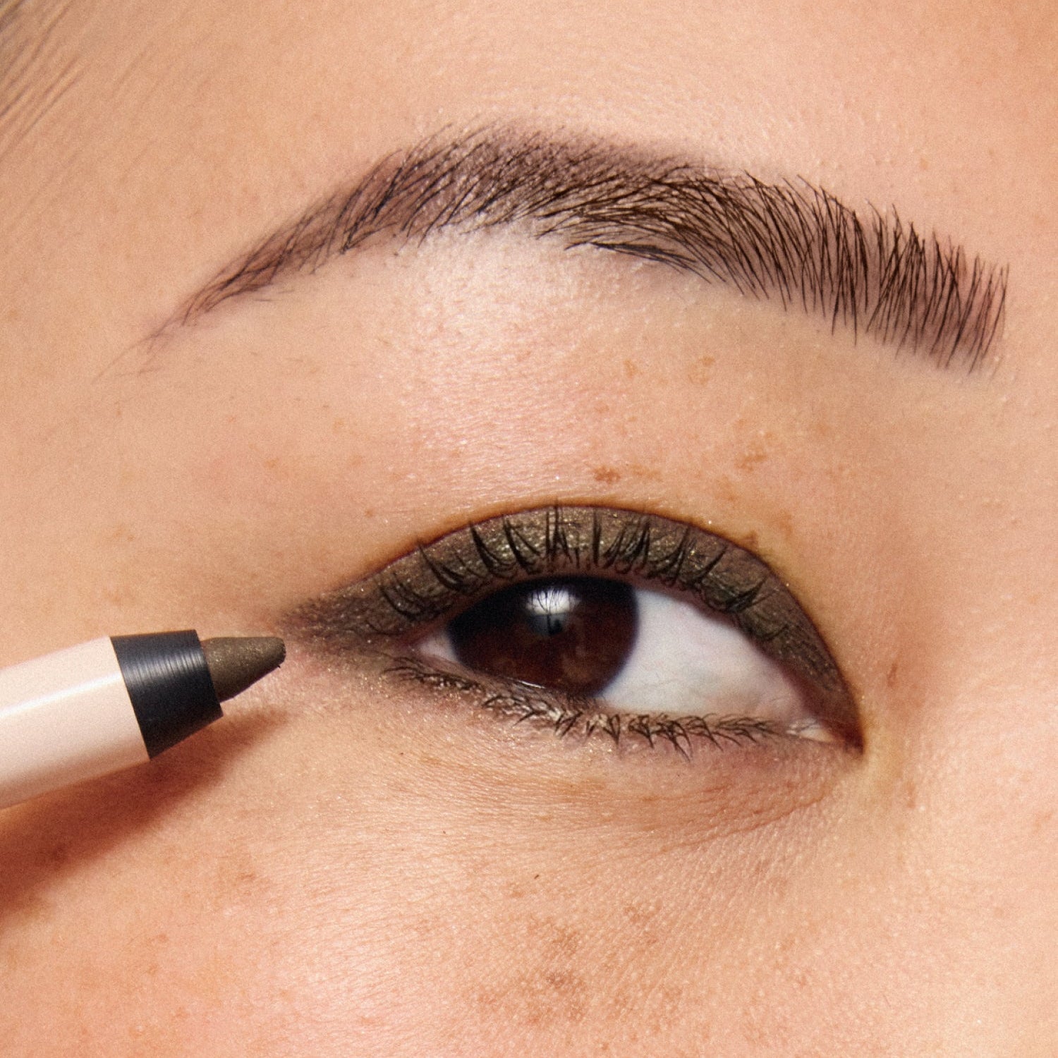 ILIA-Thru Line Waterproof Eyeliner-Makeup-ILIATHRULINEEYELINER_2026_MODEL_ABSTRACT_MEDIUM_1500x2000_dd9aa699-e06c-41a7-b645-6f360e3b05eb-The Detox Market | Abstract - Cool bronze shimmer