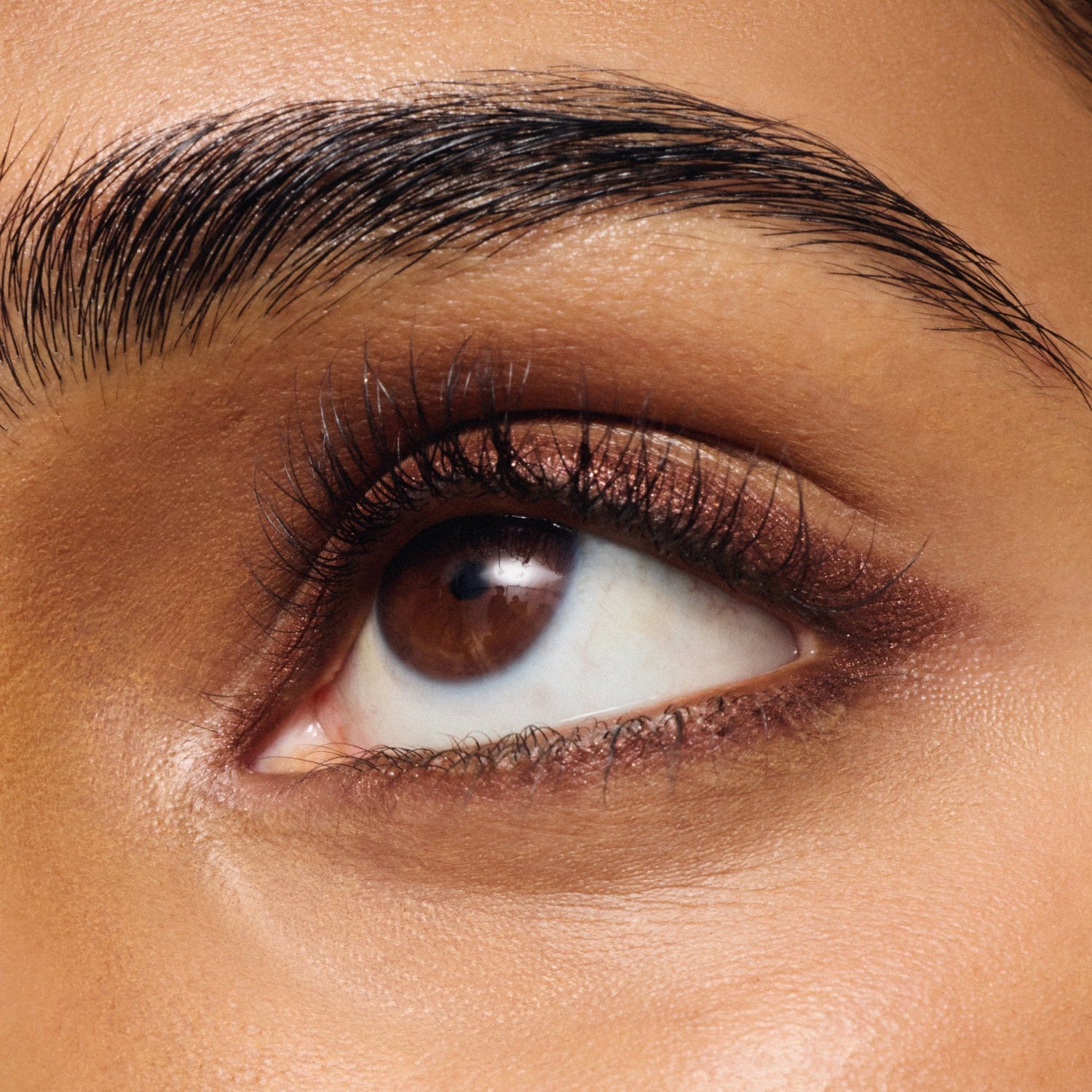 ILIA-Thru Line Waterproof Eyeliner-Makeup-ILIATHRULINEEYELINER_2026_MODEL_FLOURISH_DEEP_1500x2000_26f8d71c-d5d1-4678-a35d-94d545ed4f6e-The Detox Market | Flourish - Copper brown shimmer