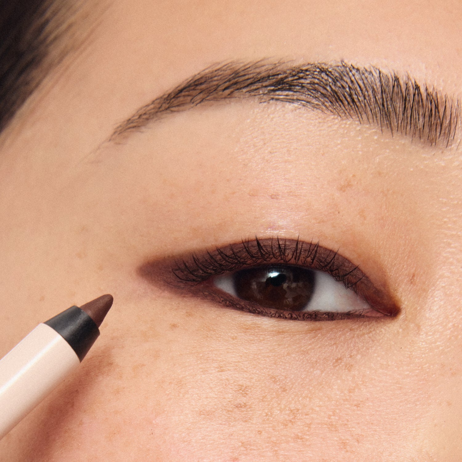 ILIA-Thru Line Waterproof Eyeliner-Makeup-ILIATHRULINEEYELINER_2026_MODEL_GESTURE_MEDIUM_1500x2000_74a48483-c197-45bc-b32b-fb224a733271-The Detox Market | Gesture - Matte warm brown