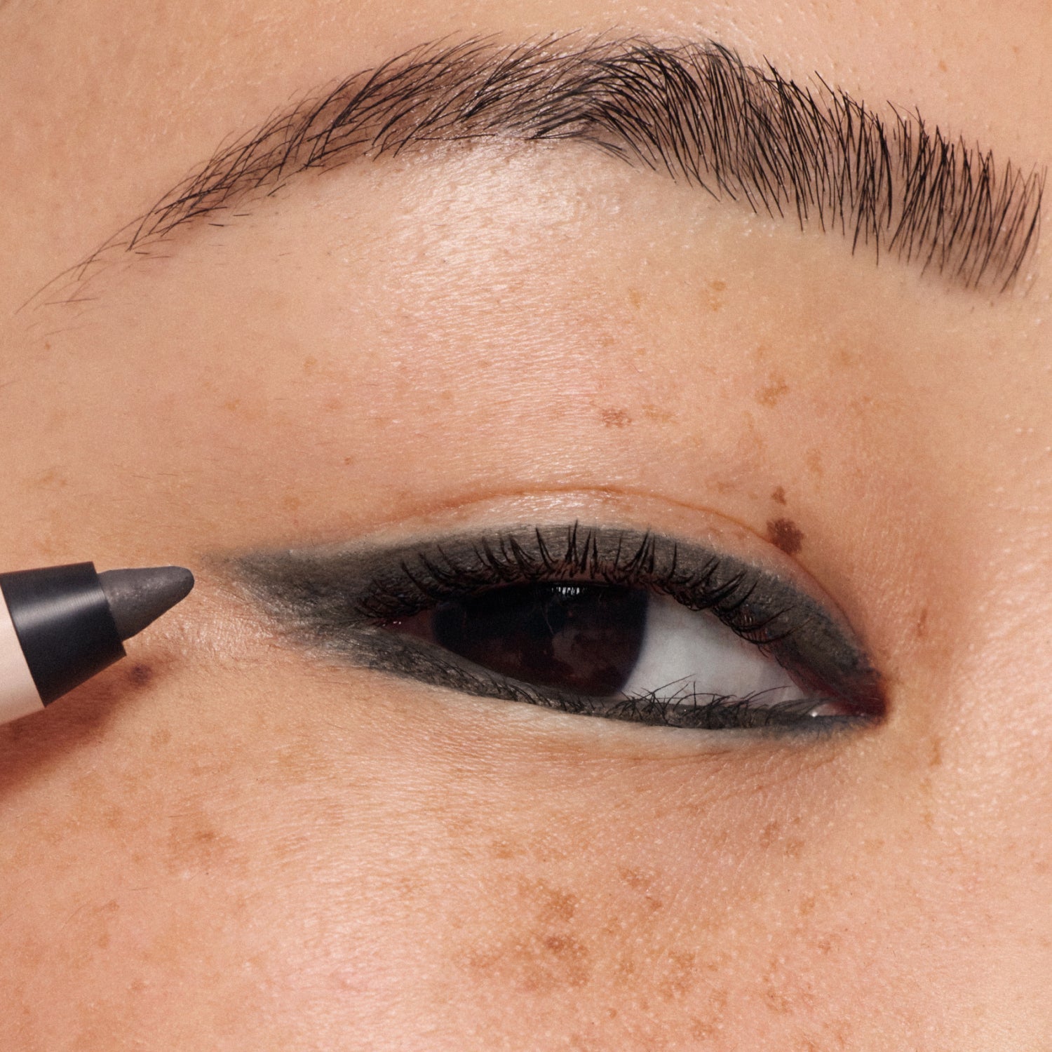 ILIA-Thru Line Waterproof Eyeliner-Makeup-ILIATHRULINEEYELINER_2026_MODEL_GRAPHITE_MEDIUM_1500x2000_a485c279-e75e-4639-b6ff-175def5b5e0d-The Detox Market | Graphite - Matte charcoal gray