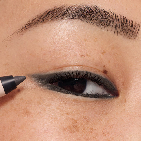 ILIA-Thru Line Waterproof Eyeliner-Makeup-ILIATHRULINEEYELINER_2026_MODEL_GRAPHITE_MEDIUM_1500x2000_a485c279-e75e-4639-b6ff-175def5b5e0d-The Detox Market | Graphite - Matte charcoal gray