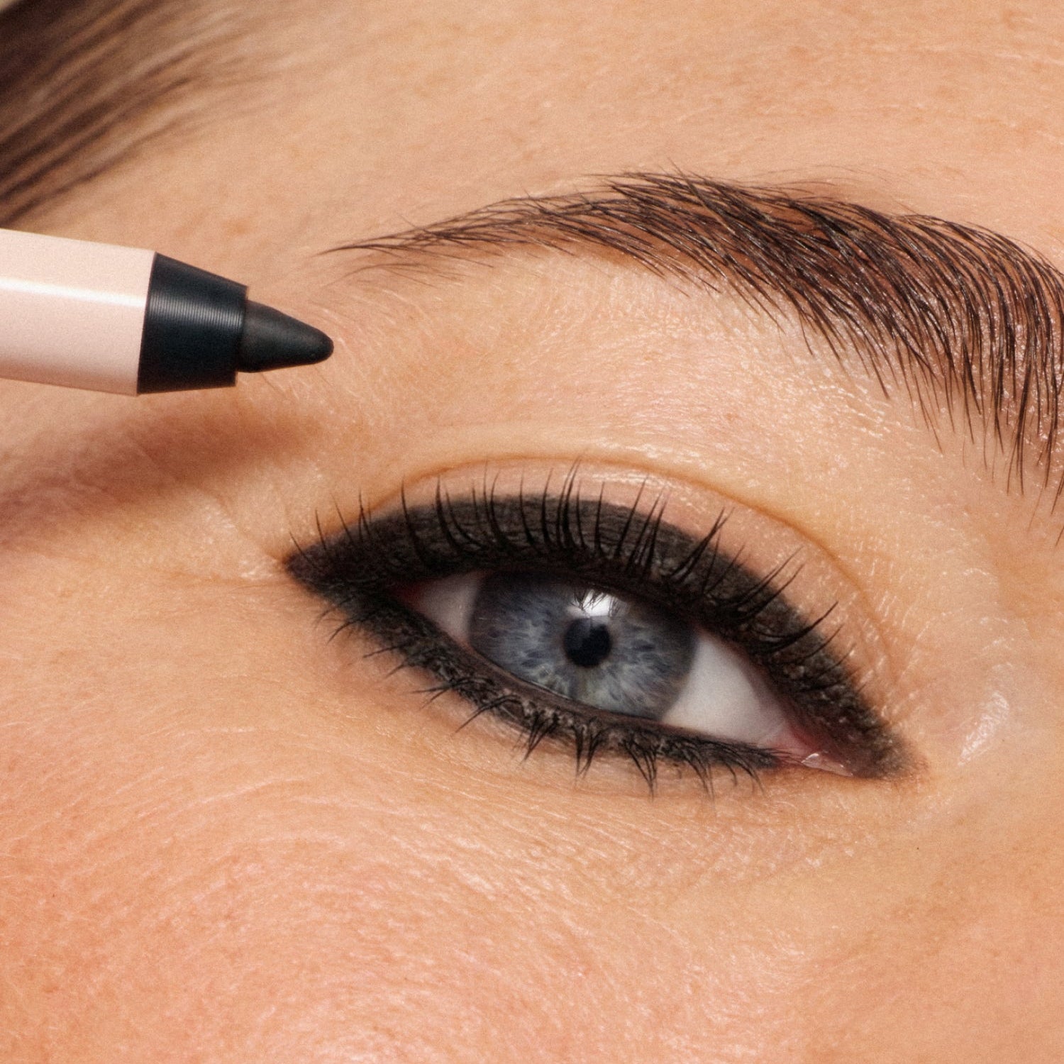 ILIA-Thru Line Waterproof Eyeliner-Makeup-ILIATHRULINEEYELINER_2026_MODEL_INK_LIGHT_1500x2000_571cb4a0-4e63-4ca5-bf1b-f22c42ab7102-The Detox Market | Ink - Matte black