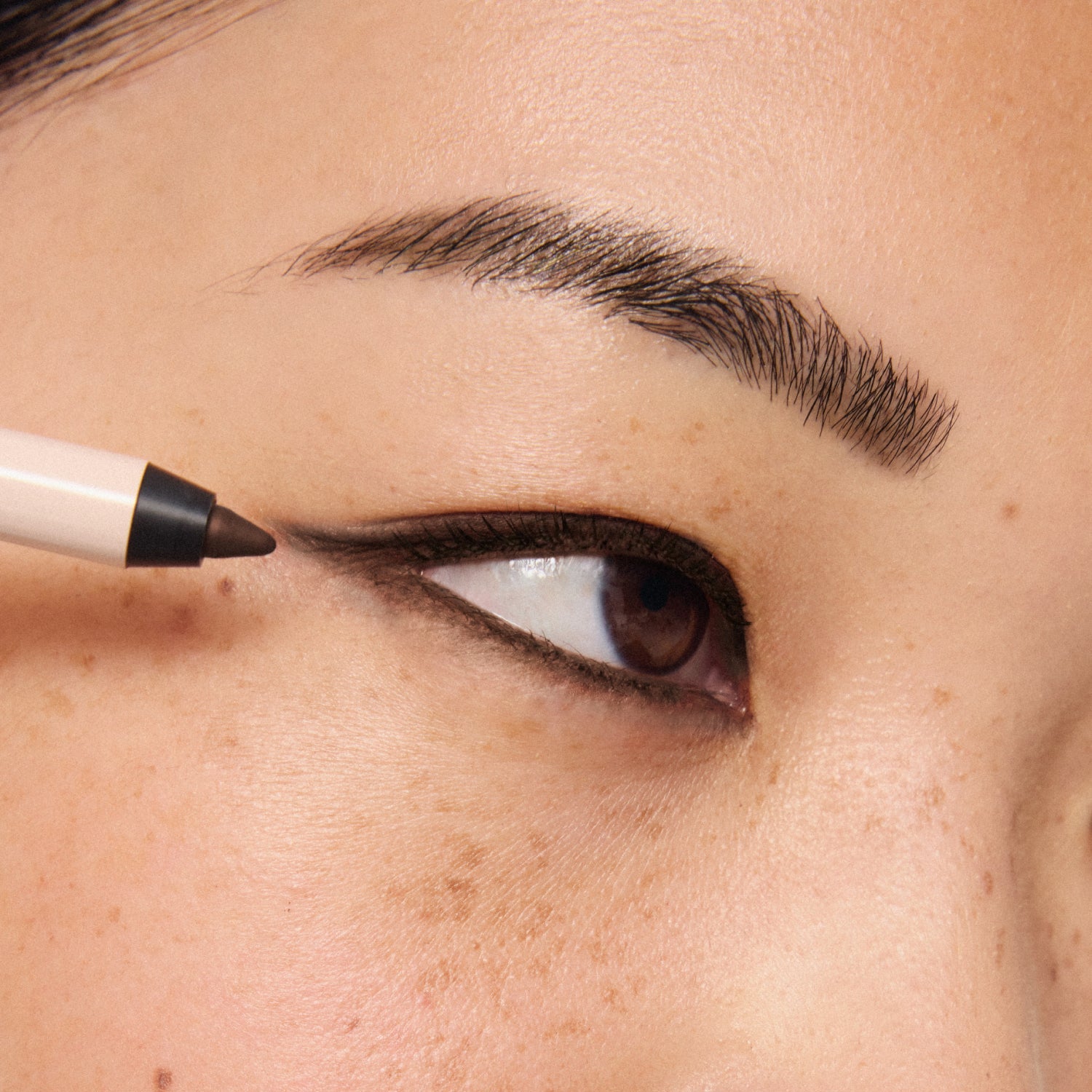 ILIA-Thru Line Waterproof Eyeliner-Makeup-ILIATHRULINEEYELINER_2026_MODEL_SERIF_MEDIUM_1500x2000_e8cab7b7-0bb5-4f1e-9087-77521afbd7d5-The Detox Market | Serif - Matte dark brown