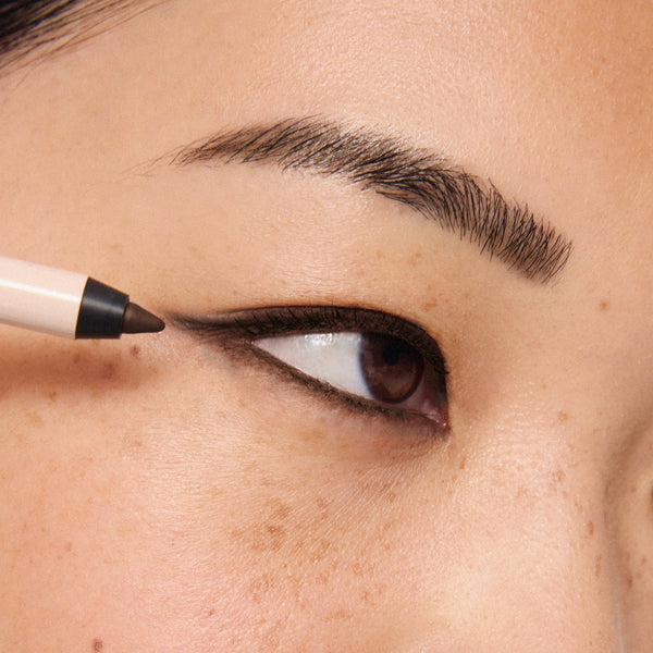 ILIA-Thru Line Waterproof Eyeliner-Makeup-ILIATHRULINEEYELINER_2026_MODEL_SERIF_MEDIUM_1500x2000_e8cab7b7-0bb5-4f1e-9087-77521afbd7d5-The Detox Market | Serif - Matte dark brown