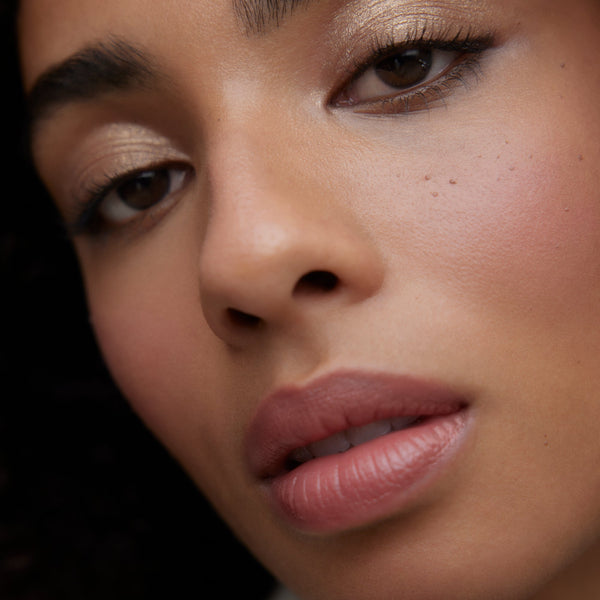 Wonderblush-La Lumière Liquid Eye Shadow-Makeup-LOOK_4_MANON_EYES_LaLumiere_Rayon_2405-The Detox Market | Rayon - Gold