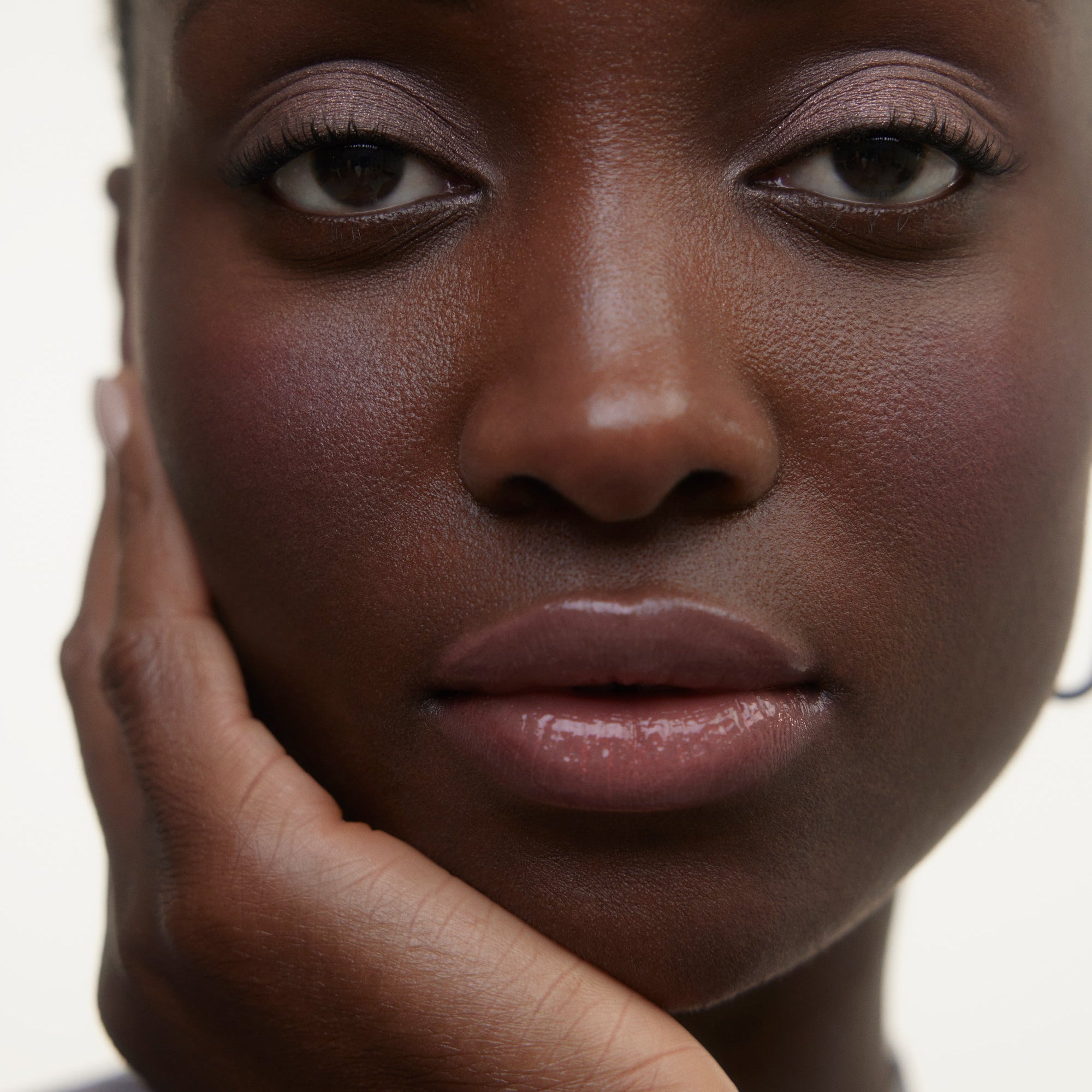 Wonderblush-La Lumière Liquid Eye Shadow-Makeup-LOOK_6_AYE_EYES_LaLumiere_RoseDore_2822-The Detox Market | Rose Dore - Rose gold with a hint of mauve