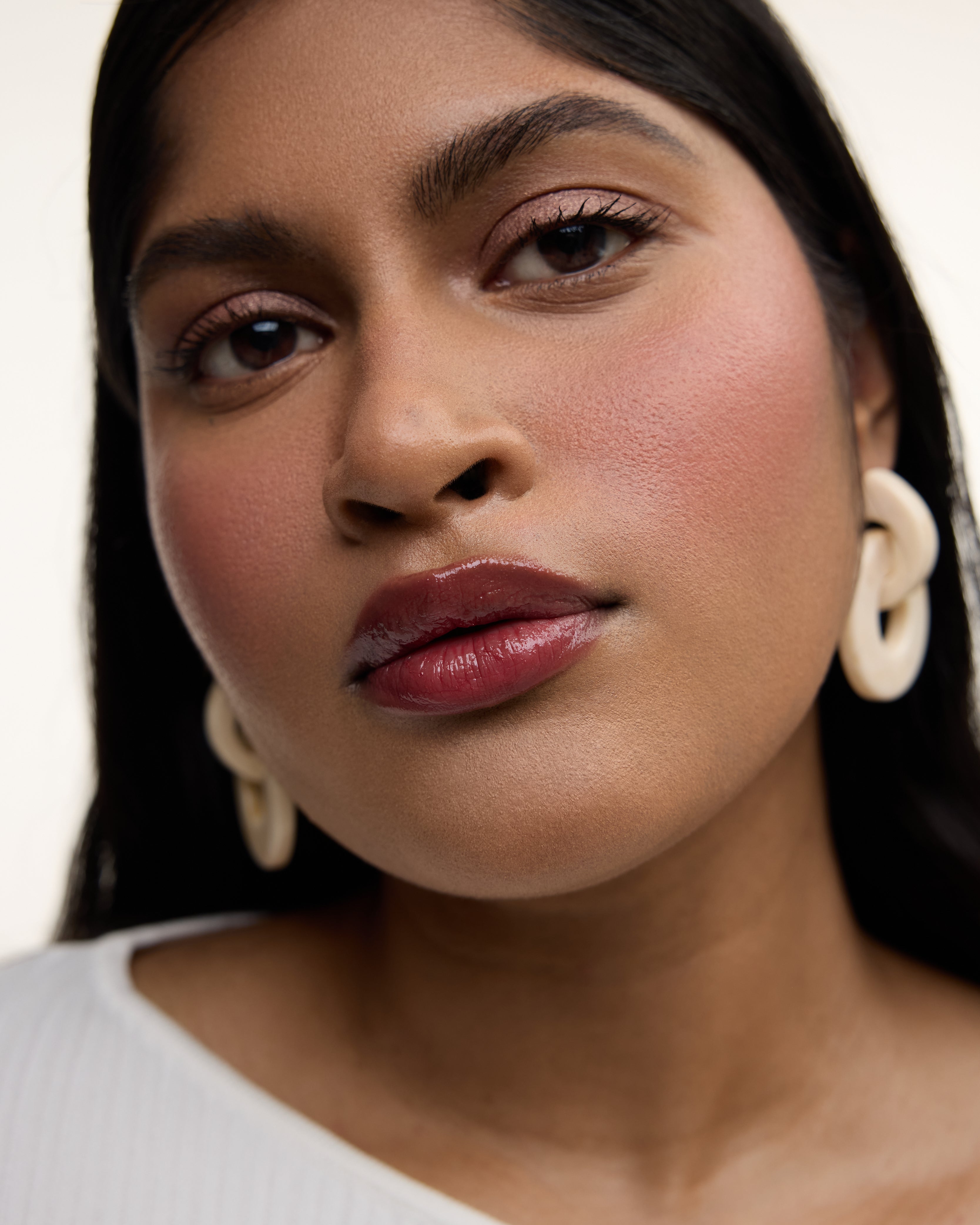 Wonderblush-La Laque Tinted Lip Oil-Makeup-LaLaque-ModelDarkSkin-Bordeaux_242a3f51-0954-43f7-b893-ed141cbef151-The Detox Market | 
