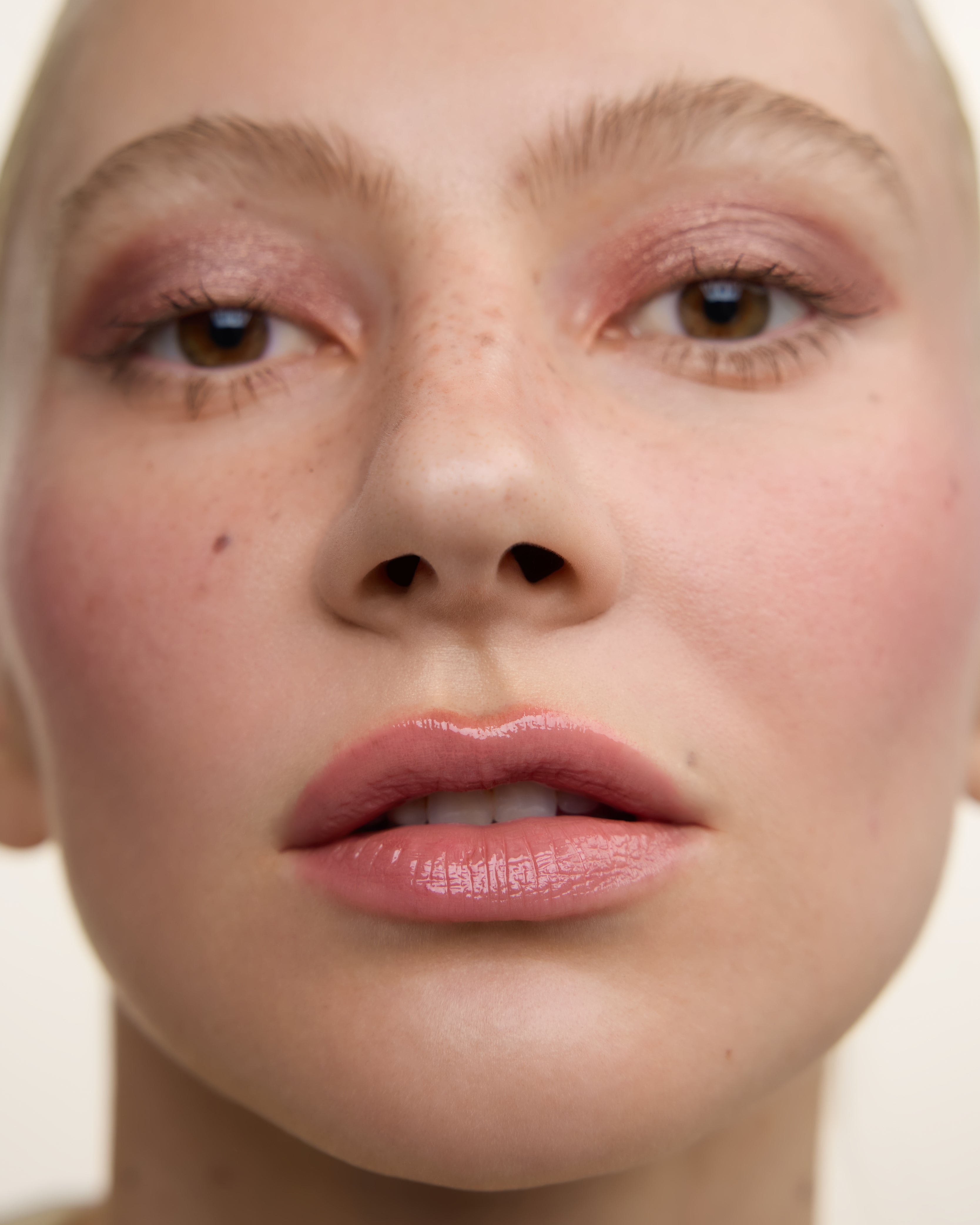Wonderblush-La Laque Tinted Lip Oil-Makeup-LaLaque-ModelLightSkin-Flamant-The Detox Market | 