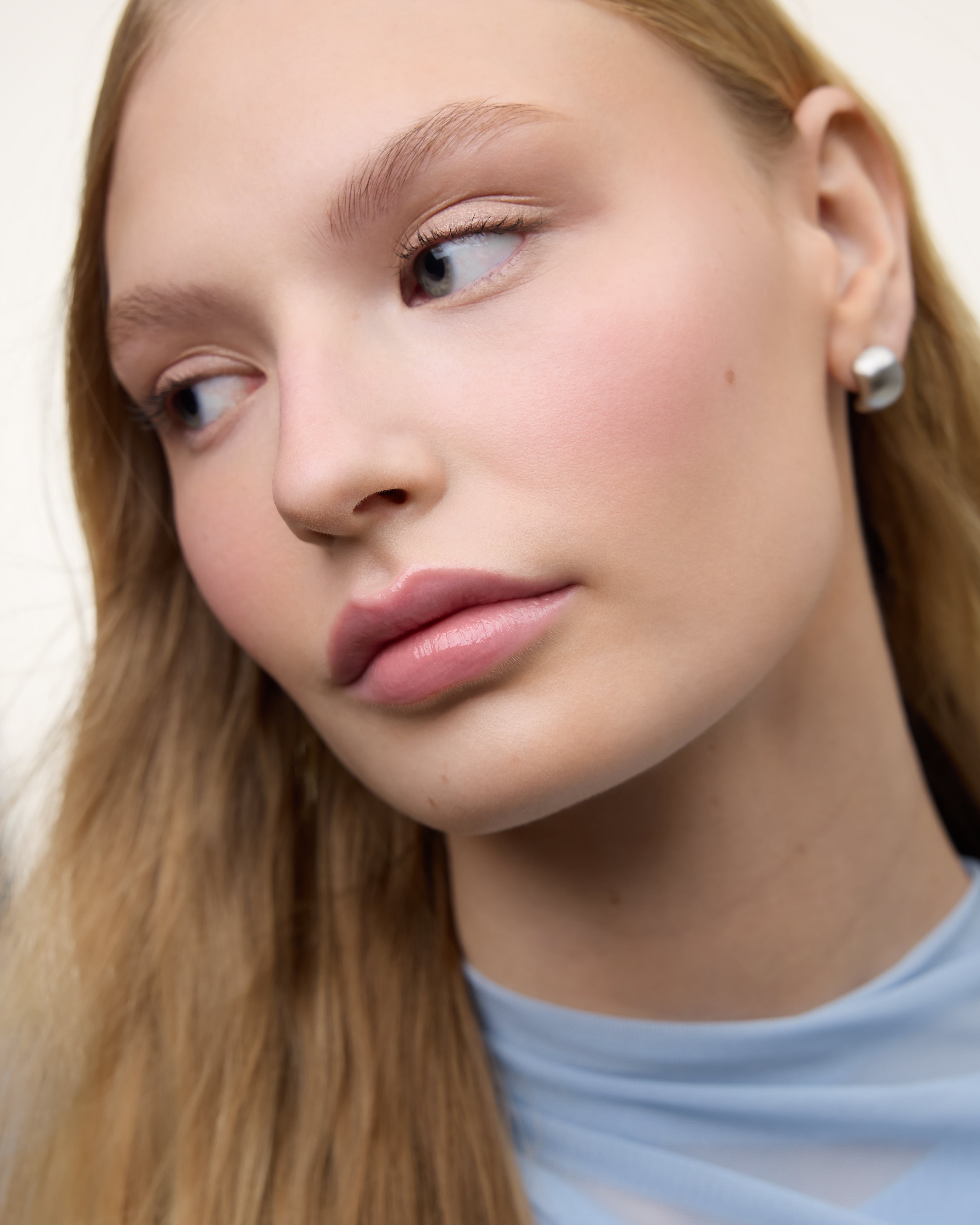 Wonderblush-La Laque Tinted Lip Oil-Makeup-LaLaque-ModelLightSkin-Flamant_2-The Detox Market | 