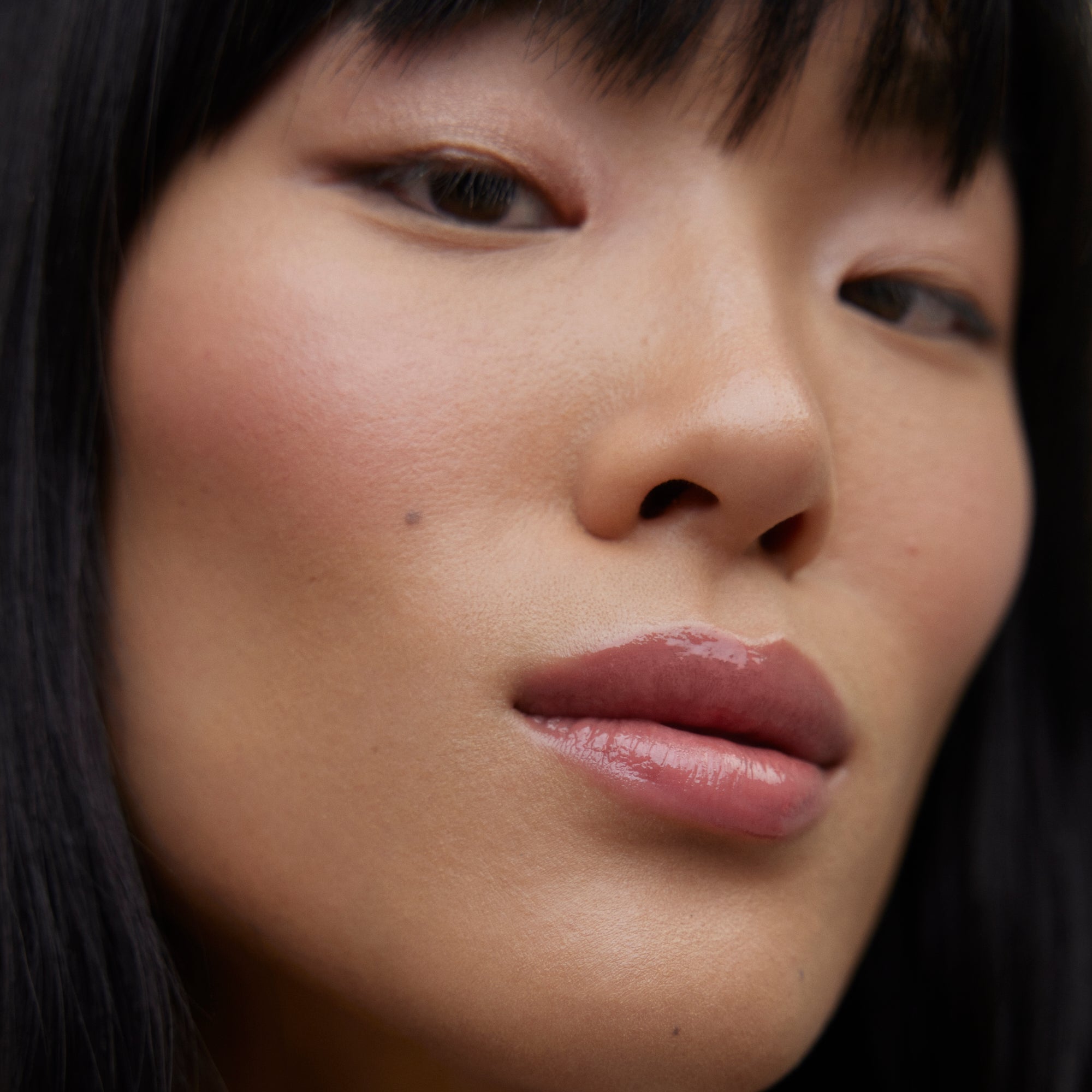 Wonderblush-La Laque Tinted Lip Oil-Makeup-LaLaque-ModelMediumSkin-Pulpe_1-The Detox Market | Pulpe - Nude blush
