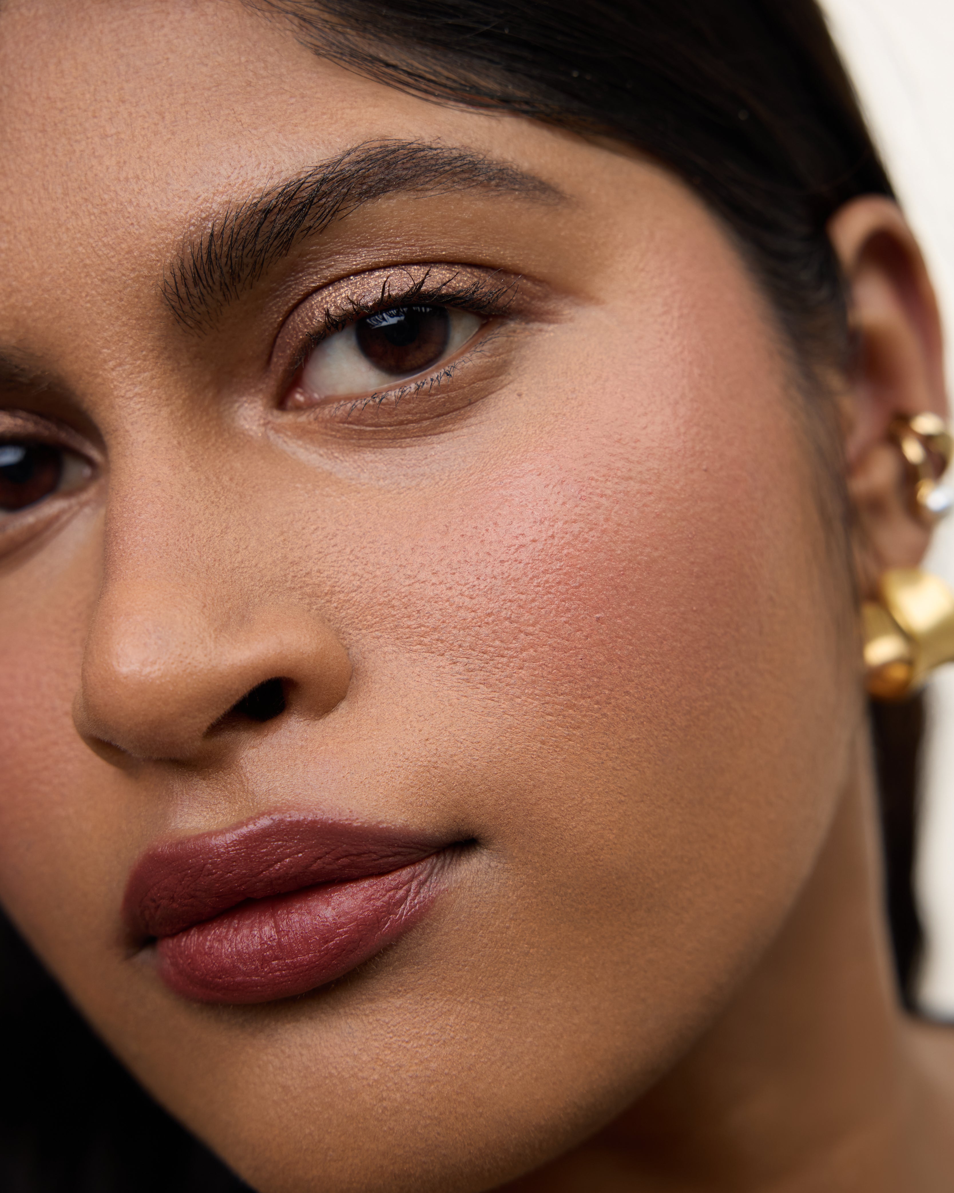 Wonderblush-La Lumière Liquid Eye Shadow-Makeup-LaLumiere-ModelDarkSkin-Bronze_fd1cbfc0-852c-4e9c-b239-0df1dbfc0ae7-The Detox Market | 