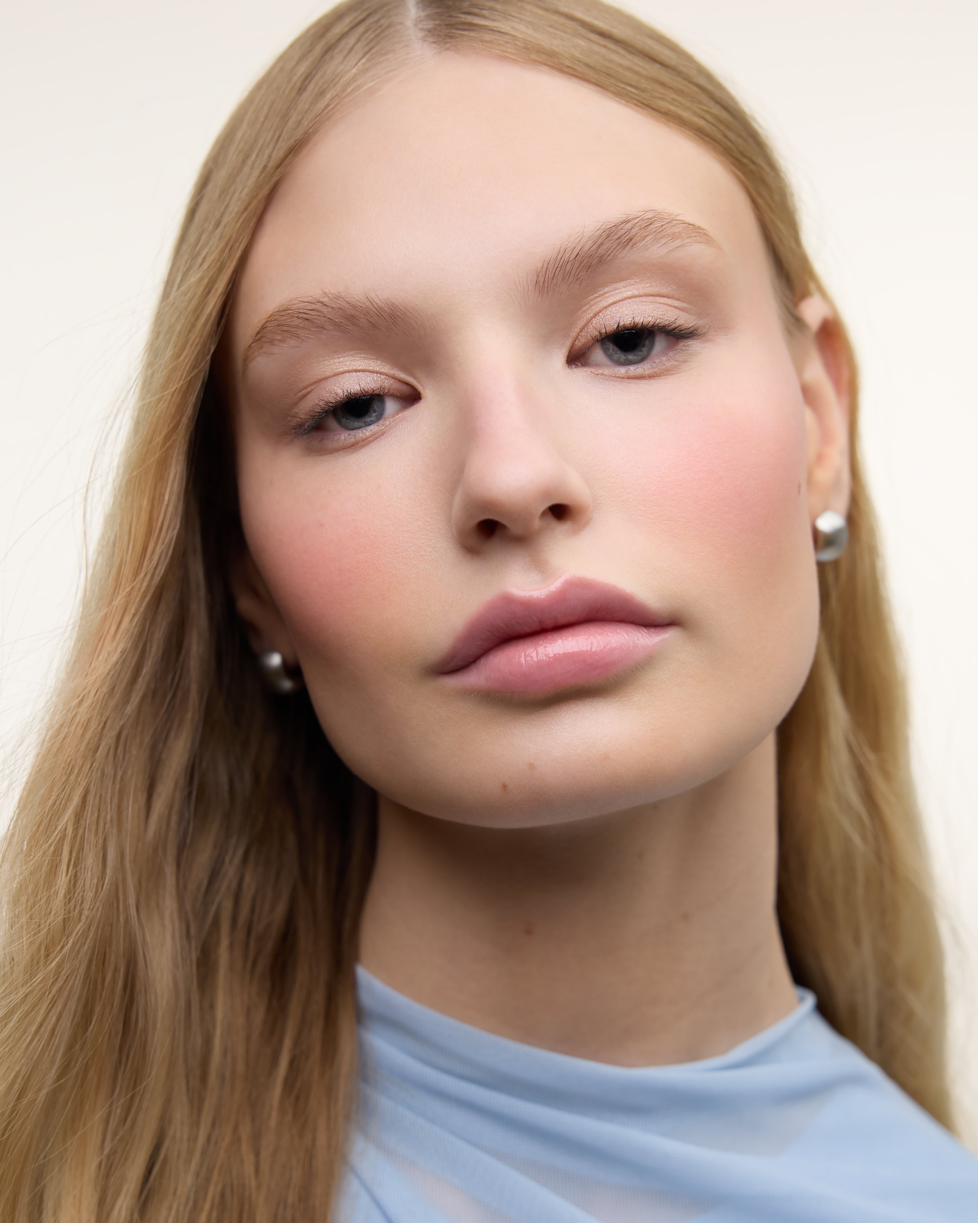 Wonderblush-La Lumière Liquid Eye Shadow-Makeup-LaLumiere-ModelLightSkin-Perle_1-The Detox Market | 