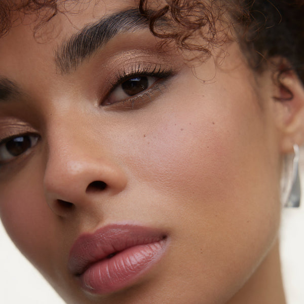 Wonderblush-La Lumière Liquid Eye Shadow-Makeup-LaLumiere-ModelMediumSkin-Bronze_1-The Detox Market | Bronze - Rich bronze