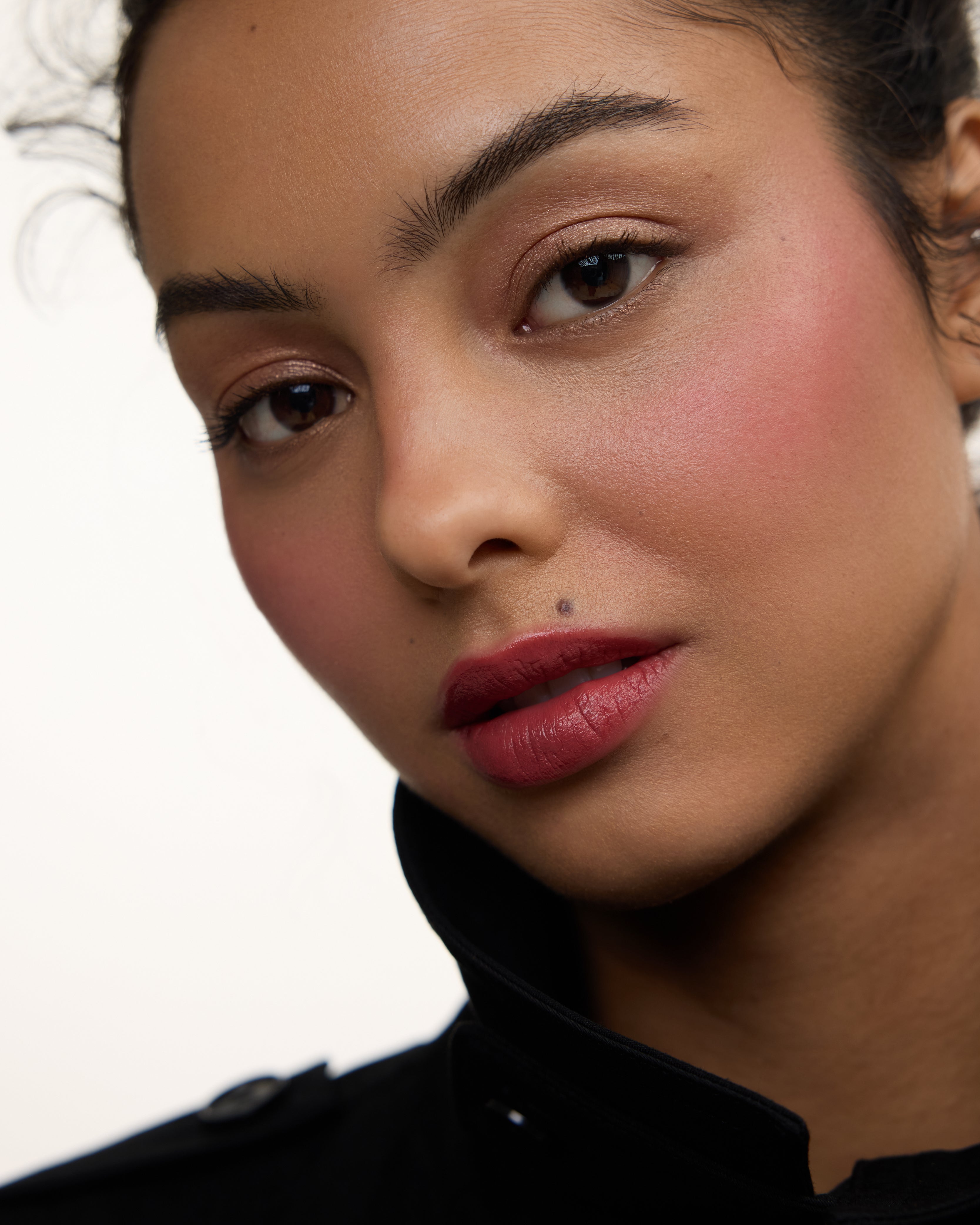 Wonderblush-La Lumière Liquid Eye Shadow-Makeup-LaLumiere-ModelMediumSkin-Coquillage-The Detox Market | 