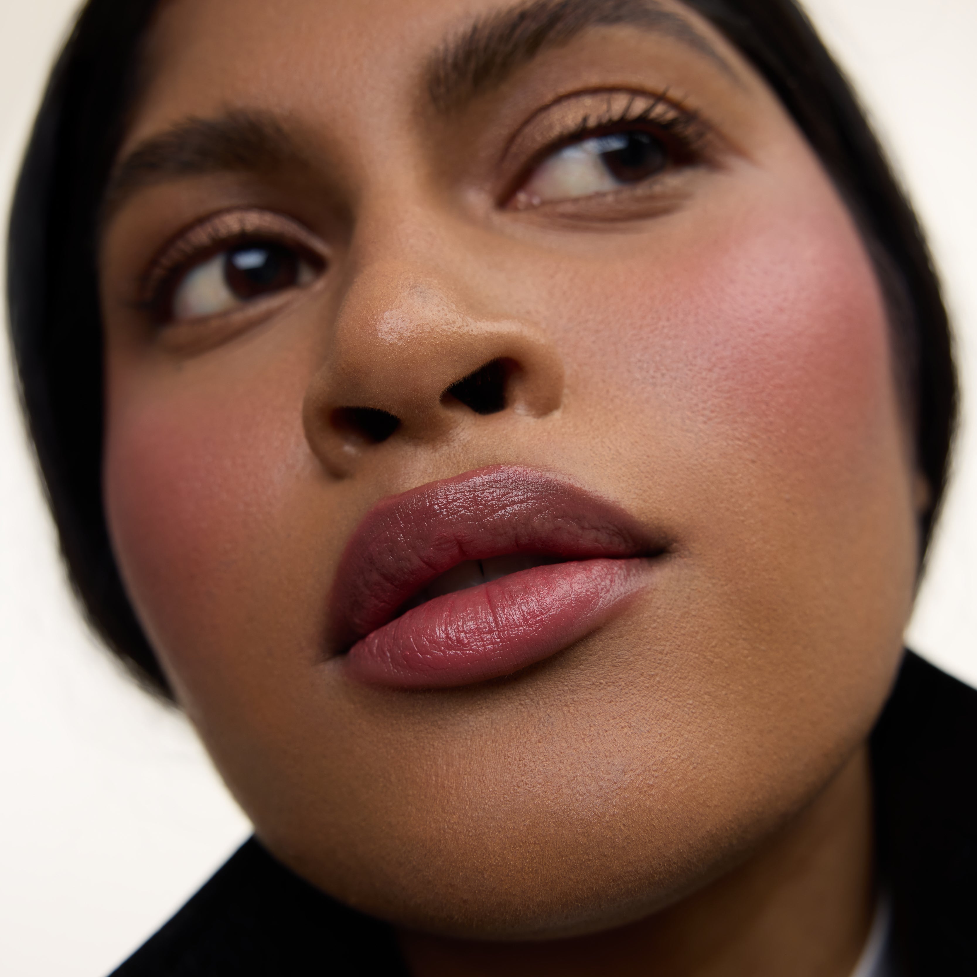 Wonderblush-Le Baume Tinted Lip Balm-Makeup-LeBaume-ModelDarkSkin-Bonbon_86c0ac84-6301-485e-b519-09c4e2533e97-The Detox Market | Bonbon - Mauve pink