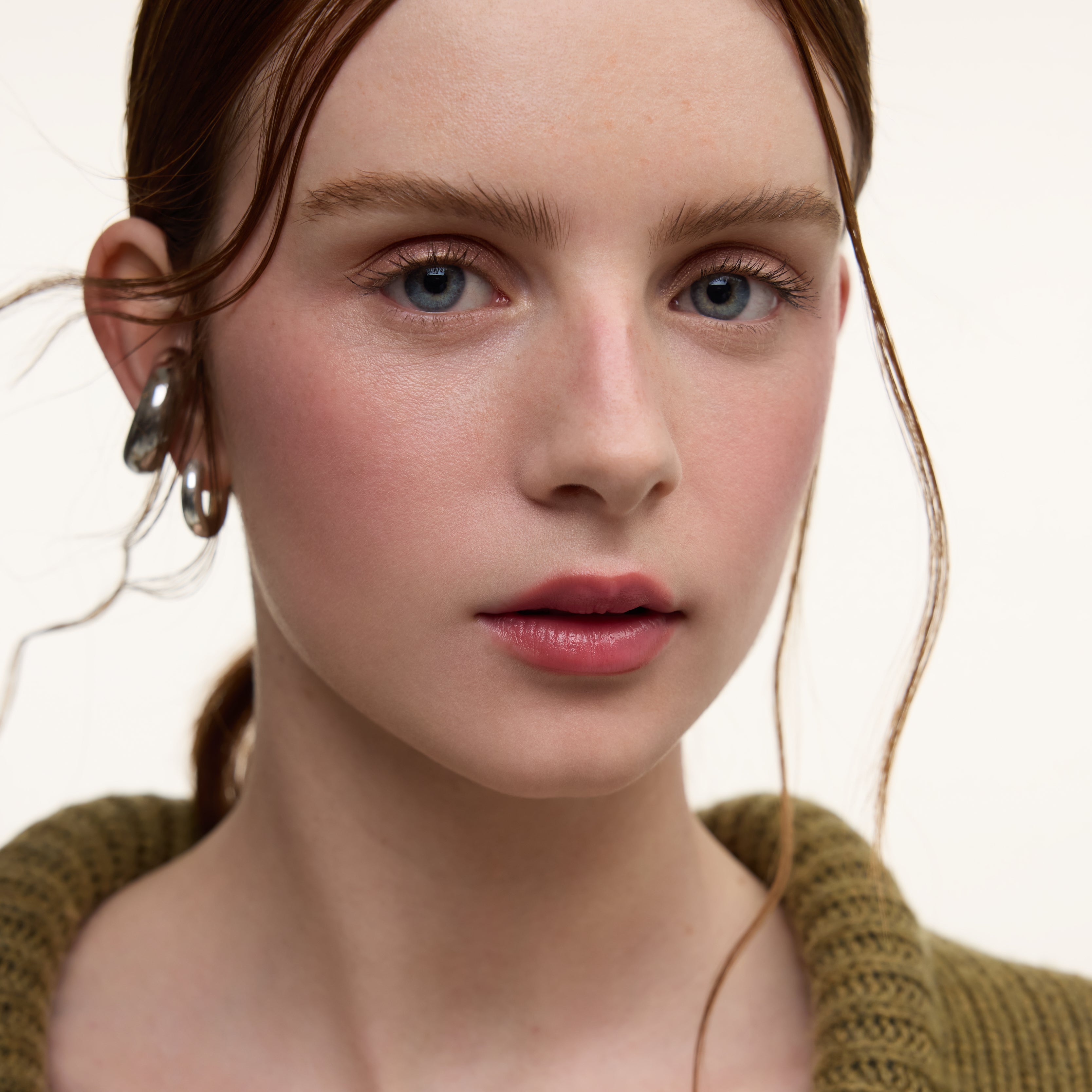 Wonderblush-Le Baume Tinted Lip Balm-Makeup-LeBaume-ModelLightSkin-Bonbon_1-The Detox Market | Bonbon - Mauve pink