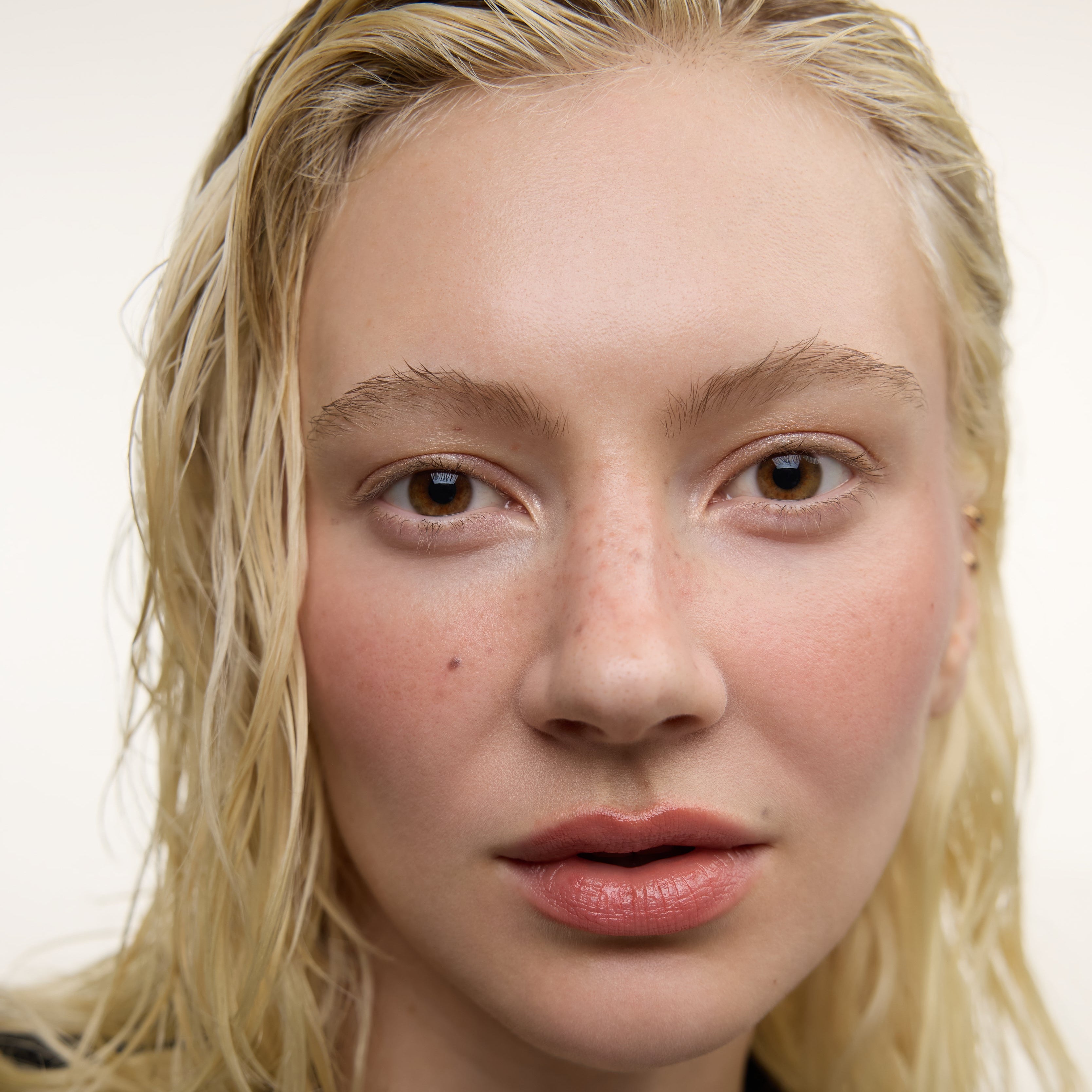 Wonderblush-Le Baume Tinted Lip Balm-Makeup-LeBaume-ModelLightSkin-Peche_f755fc09-9b5a-4e80-8665-c1160bb4e8e5-The Detox Market | Peche - Nude peach
