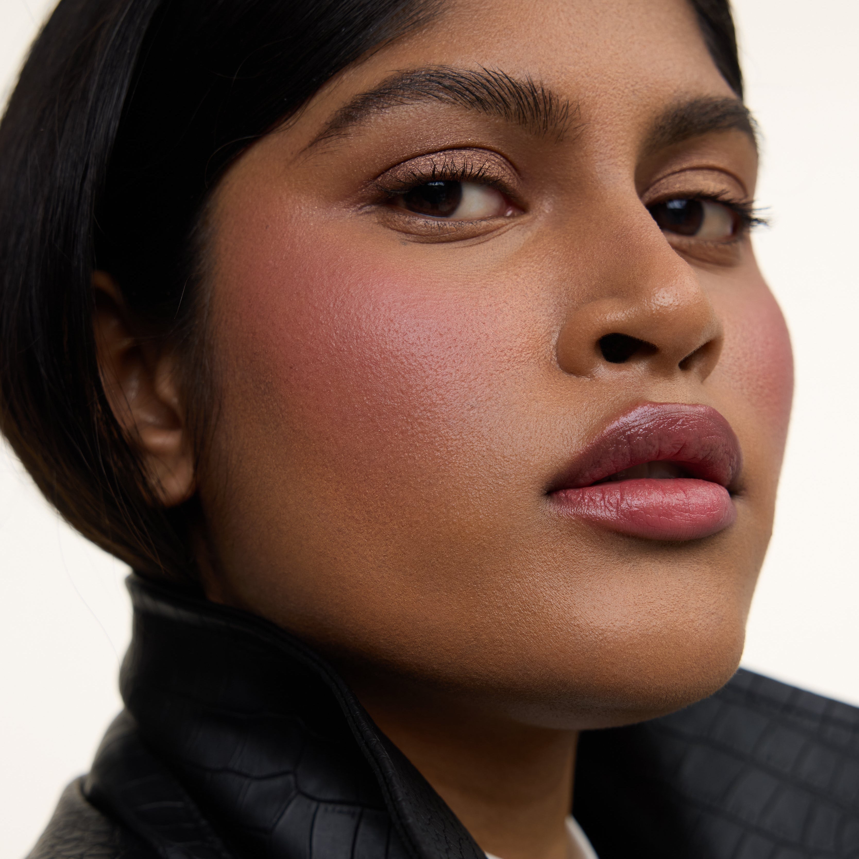 Wonderblush-Le Fard Blush Powder-Makeup-LeFard-ModelDarkSkin-Framboise_1aded8d3-8919-467f-b3cb-e3566c7cffda-The Detox Market | Framboise - Plum berry