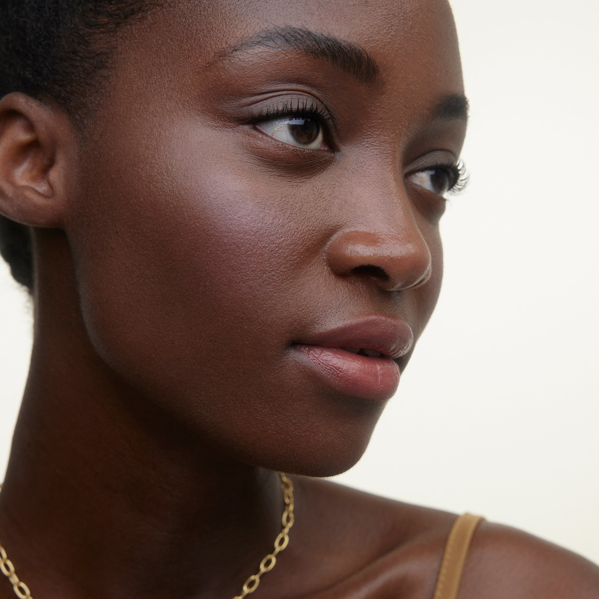 Wonderblush-Le Fard Blush Powder-Makeup-LeFard-ModelDarkSkin-Framboise_65a6fed5-7b65-488a-9122-cfec1956f066-The Detox Market | Framboise - Plum berry
