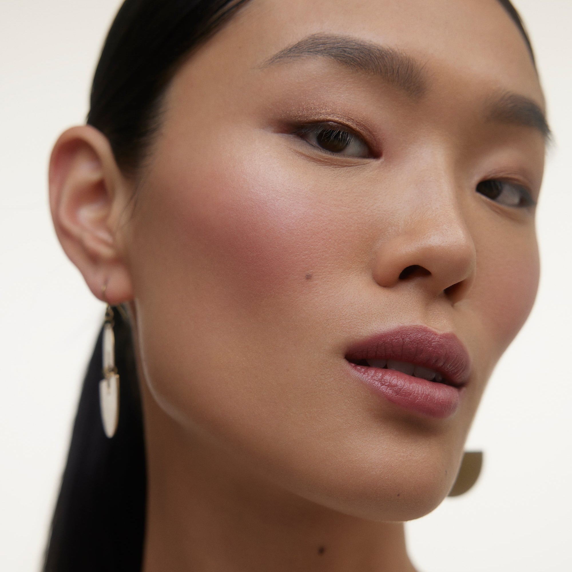 Wonderblush-Le Fard Blush Powder-Makeup-LeFard-ModelLightSkin-Framboise_7dc4e585-0d18-40d2-961d-de7de964d2ef-The Detox Market | Framboise - Plum berry