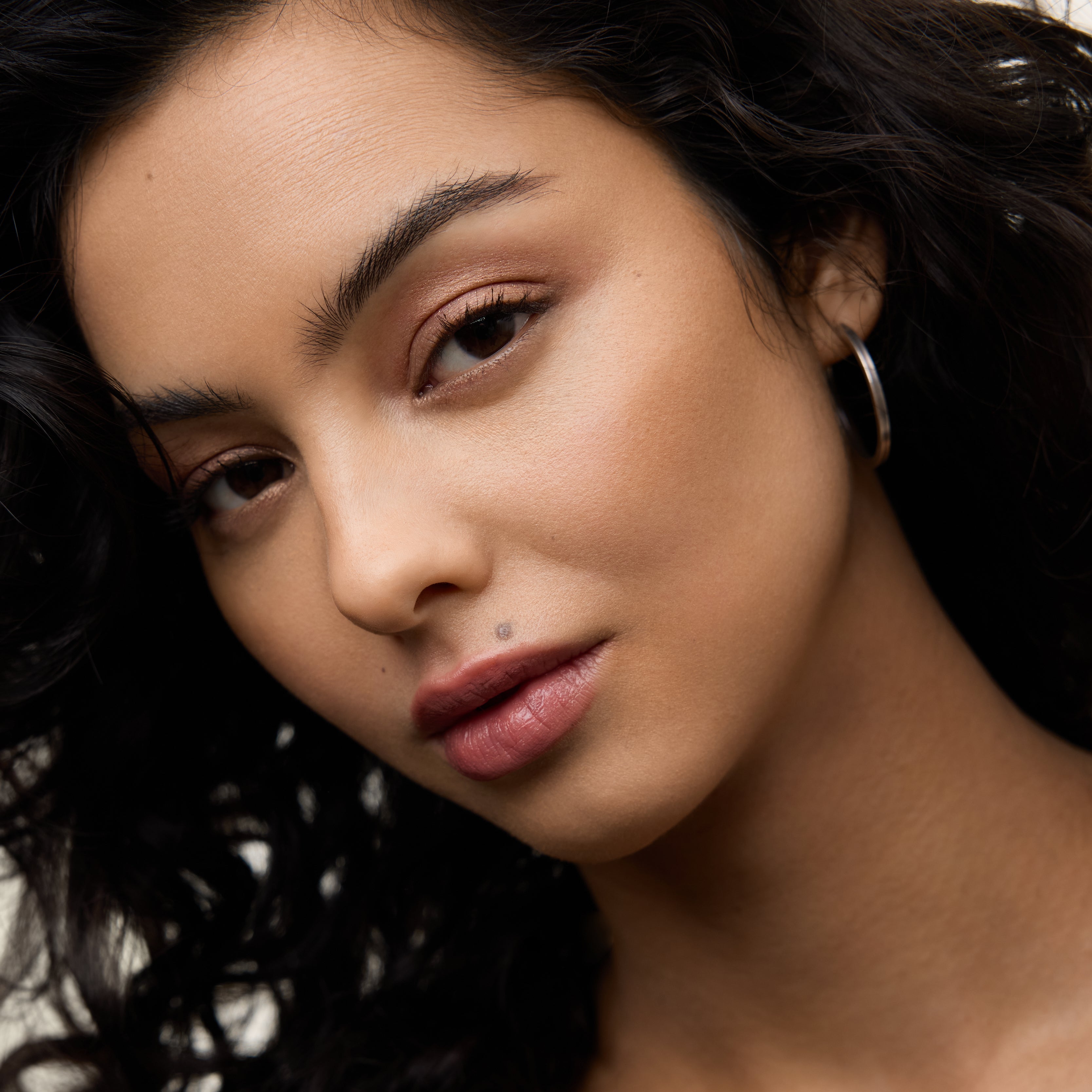 Wonderblush-Le Hâle Bronzing Powder-Makeup-LeHale-ModelMediumSkin-Sable_031cb8ef-6a9f-42ba-ba73-685be091f05a-The Detox Market | Sable - Light