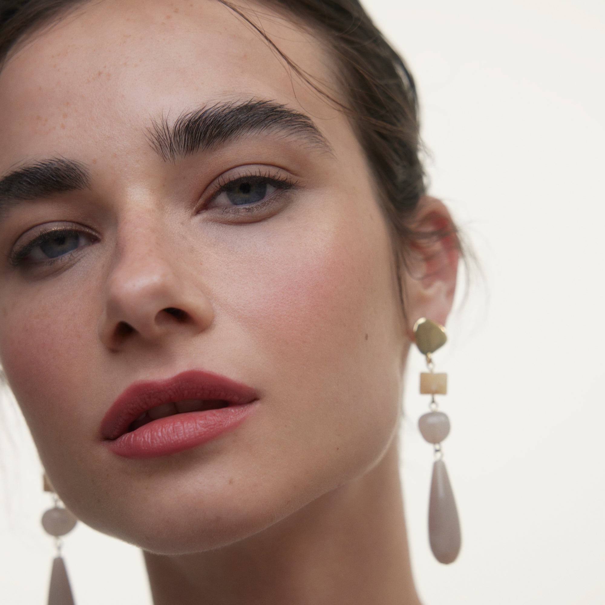 Wonderblush-Le Regard Eye & Brow Trio-Makeup-LeRegard-Eyes-ModelLightSkin-TaupeColor-The Detox Market | 