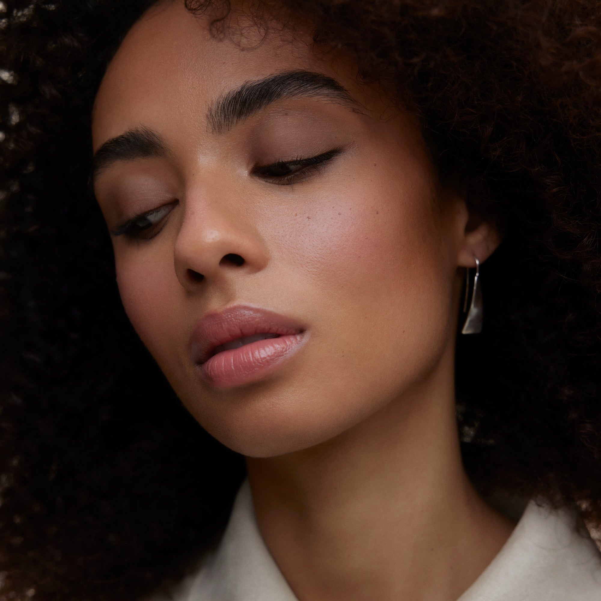 Wonderblush-Le Regard Eye & Brow Trio-Makeup-LeRegard-Eyes-ModelMediumSkin-TaupeColor-The Detox Market | 