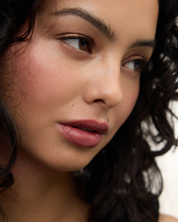 Wonderblush-Le Rouge Lipstick-Makeup-LeRouge-ModelMediumSkin-Clafoutis-The Detox Market | 