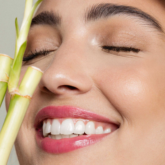 Bamboo Hyaluronic Loose Setting Powder - Makeup - Fitglow Beauty - LoosePowder_Lifestyle - The Detox Market | 