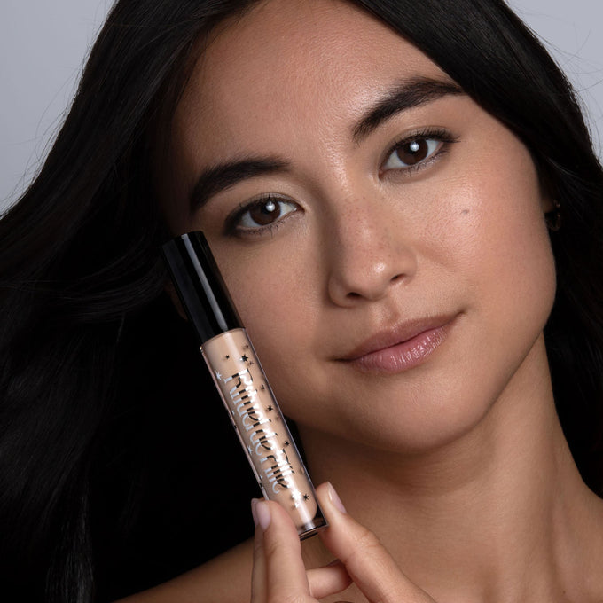 Rituel de Fille-Soft Sorcery Weightless Serum Concealer-Makeup-SoftSorcery-SORC-131Model02-2000px-72dpi-1x1-The Detox Market | Spell 131 - Light medium shade for slightly gold to olive undertones