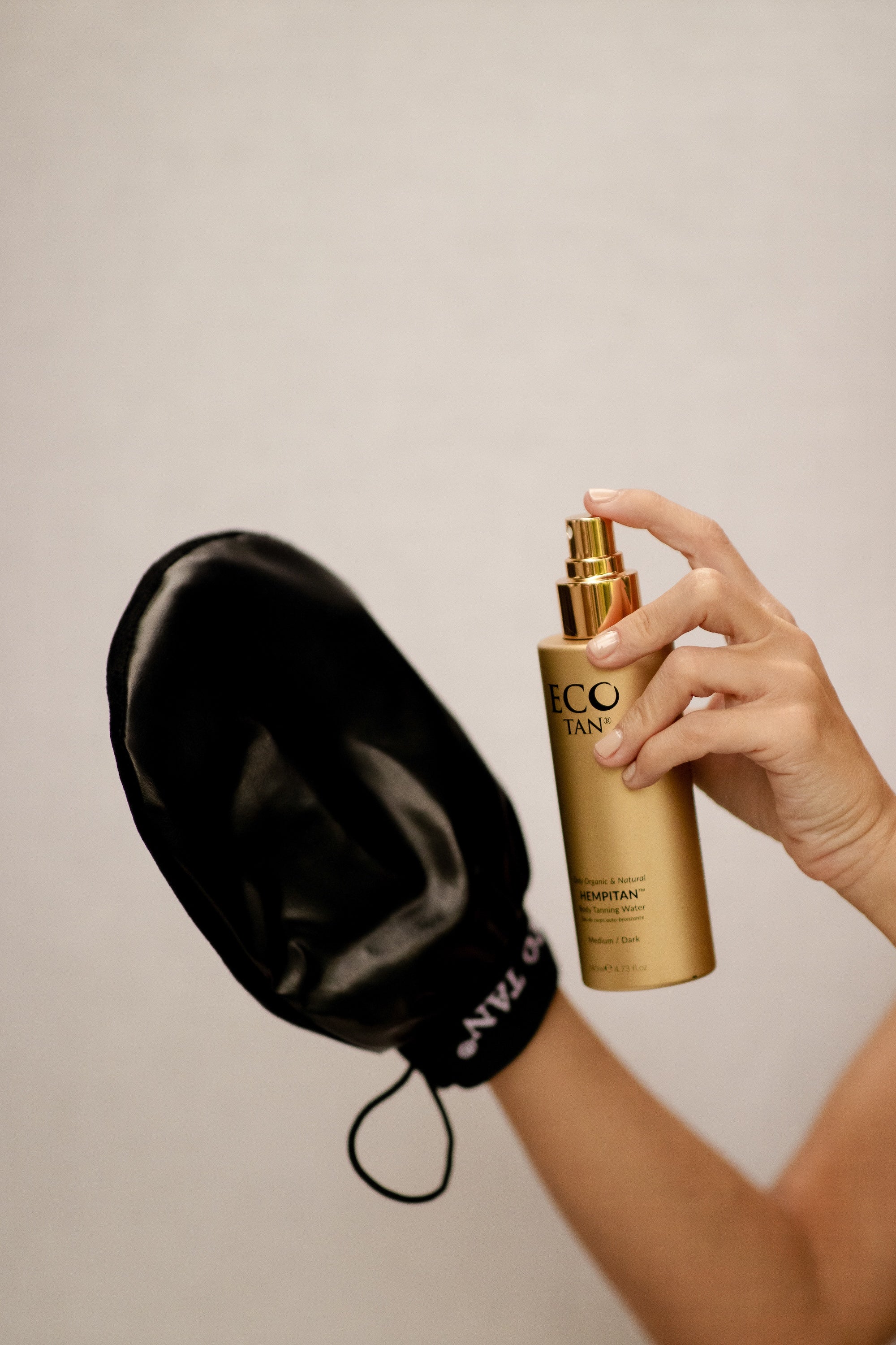 Eco Tan-Tanning Mitt-Body-TanningMitt_ET__Kamokila_Lifestyle_Still_1-The Detox Market | 