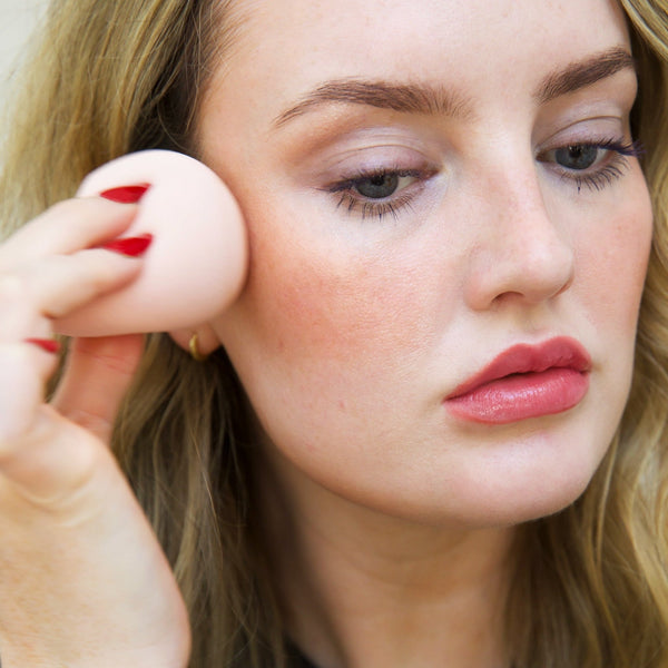 Ere Perez-Cacao Bronzing Pot-Makeup-ere-perez-Lydia-look7-09-The Detox Market | Playa – Fair shade