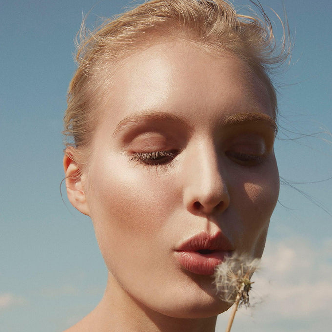 Lightslip Highlighting Powder Compact Refill - Makeup - Kjaer Weis - kwbronzerlifestylemodel2_63bafdb8-6837-4c6a-ae1a-398182022e37 - The Detox Market | Luminous - A warm toned peachy rose-gold